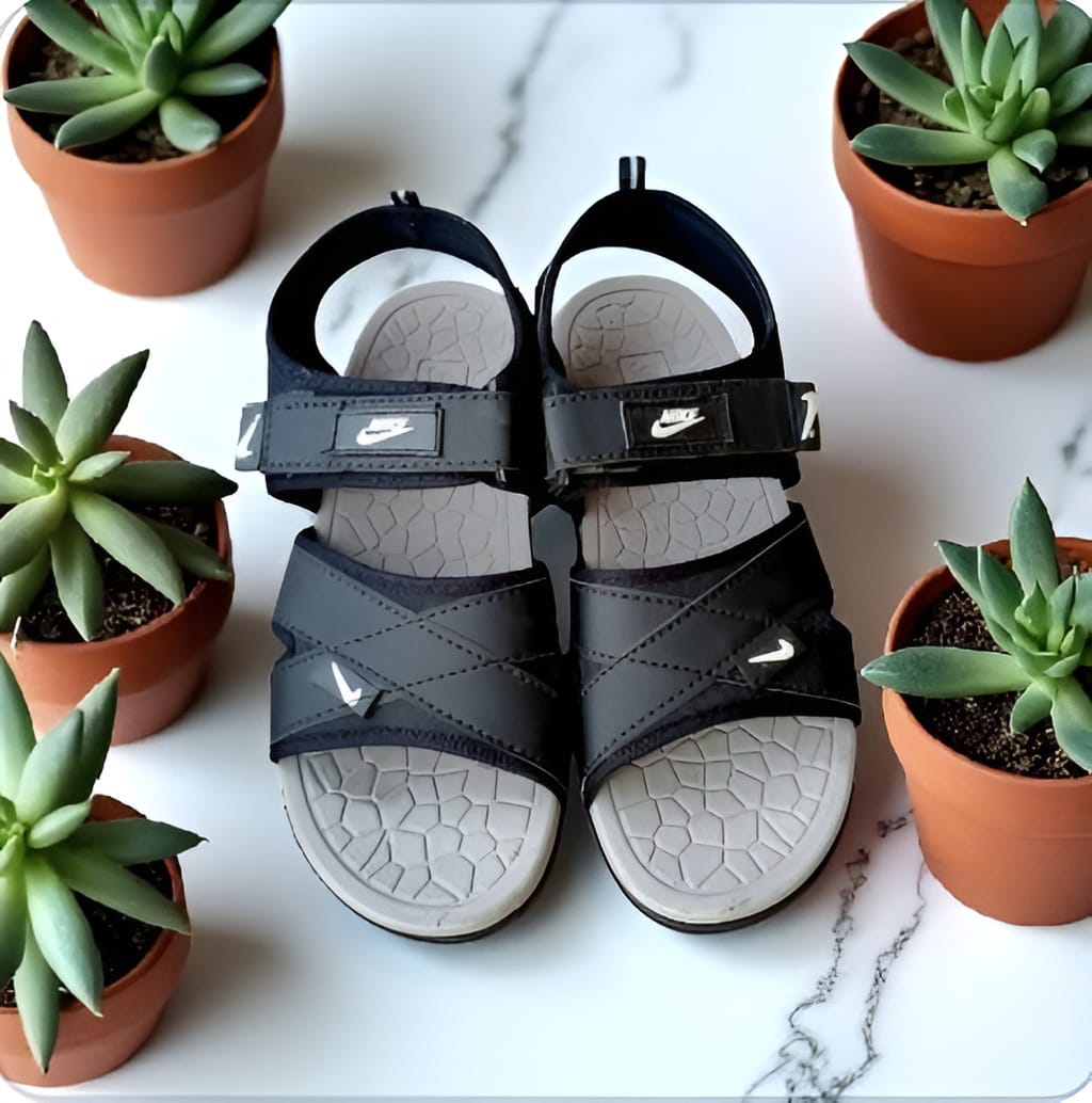 Nike Men’s Black Comfortable Sandals.